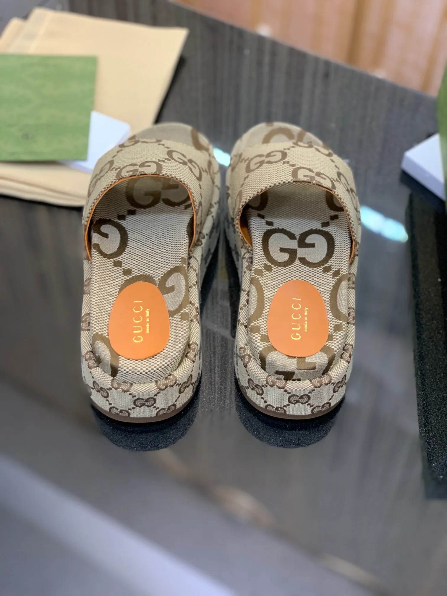 👟👟Ex-factory price 360🌈🌈 Women's shoe factory Gucci North Face Co-branded 2022/spring and summer new couple style electric embroidered thick-soled slippers are now online. Series —————————————— Perfect interpretation! The original development supports any comparison in the market! Carefully crafted materials! Months in the making! The pattern is extremely beautiful! Unique charm. The fabric is made from the original one-to-one ratio! Flash sale market free version! The thorn lines and three-dimensional effect are full! High-end and high-end ꫛꫀꪝ Go➫ Materials: ❶Upper: Double G electric embroidery environmentally friendly washed denim fabric ❷Foot pads: imported sheepskin ❸Outsole! Original outsole ........................................ ♡Size: 35-43